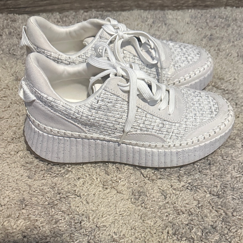 Universal Thread Light Gray Woven Sneakers - image 4